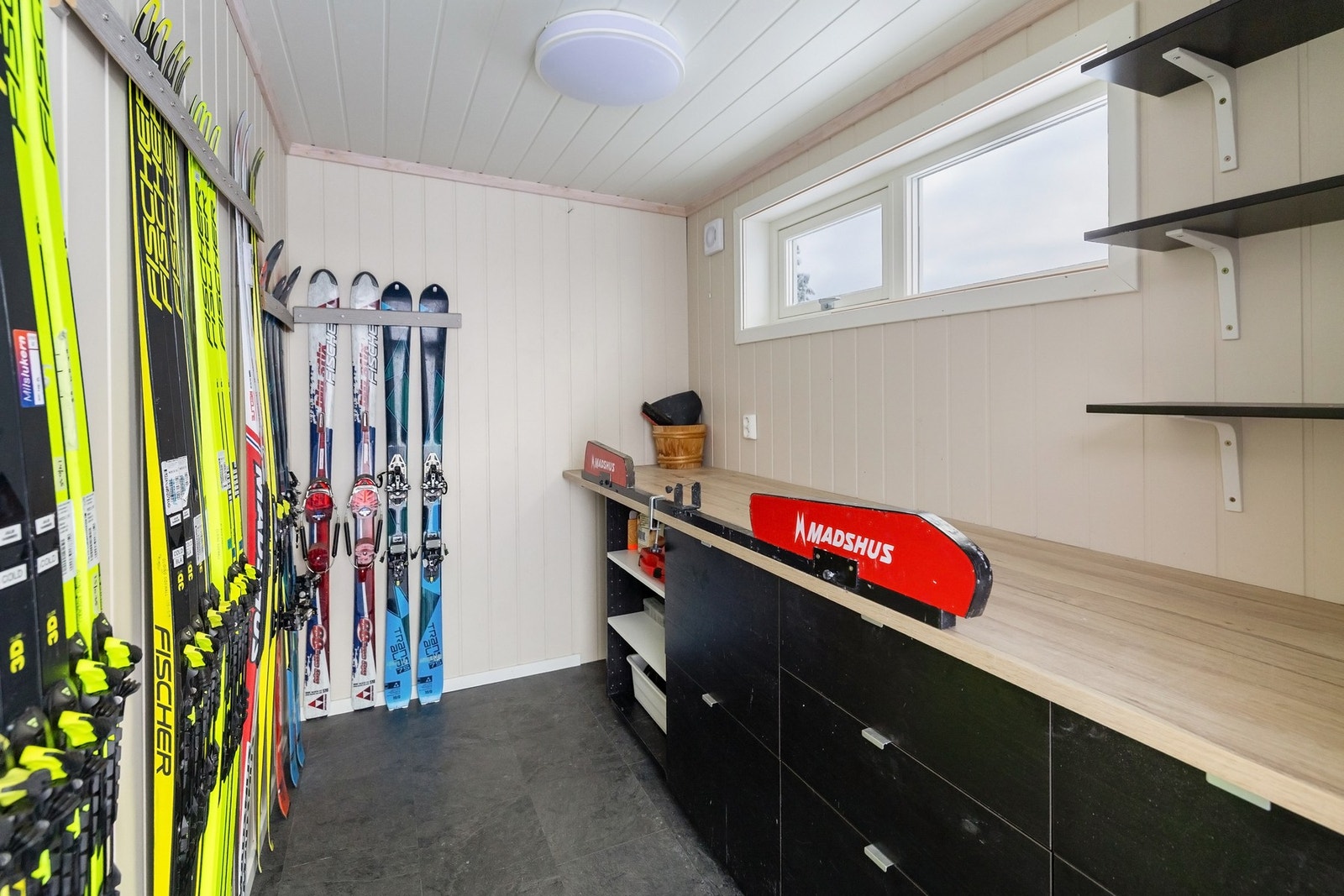Eget rom for ski og utstyr - perfekt for aktive dager. Galleribilde