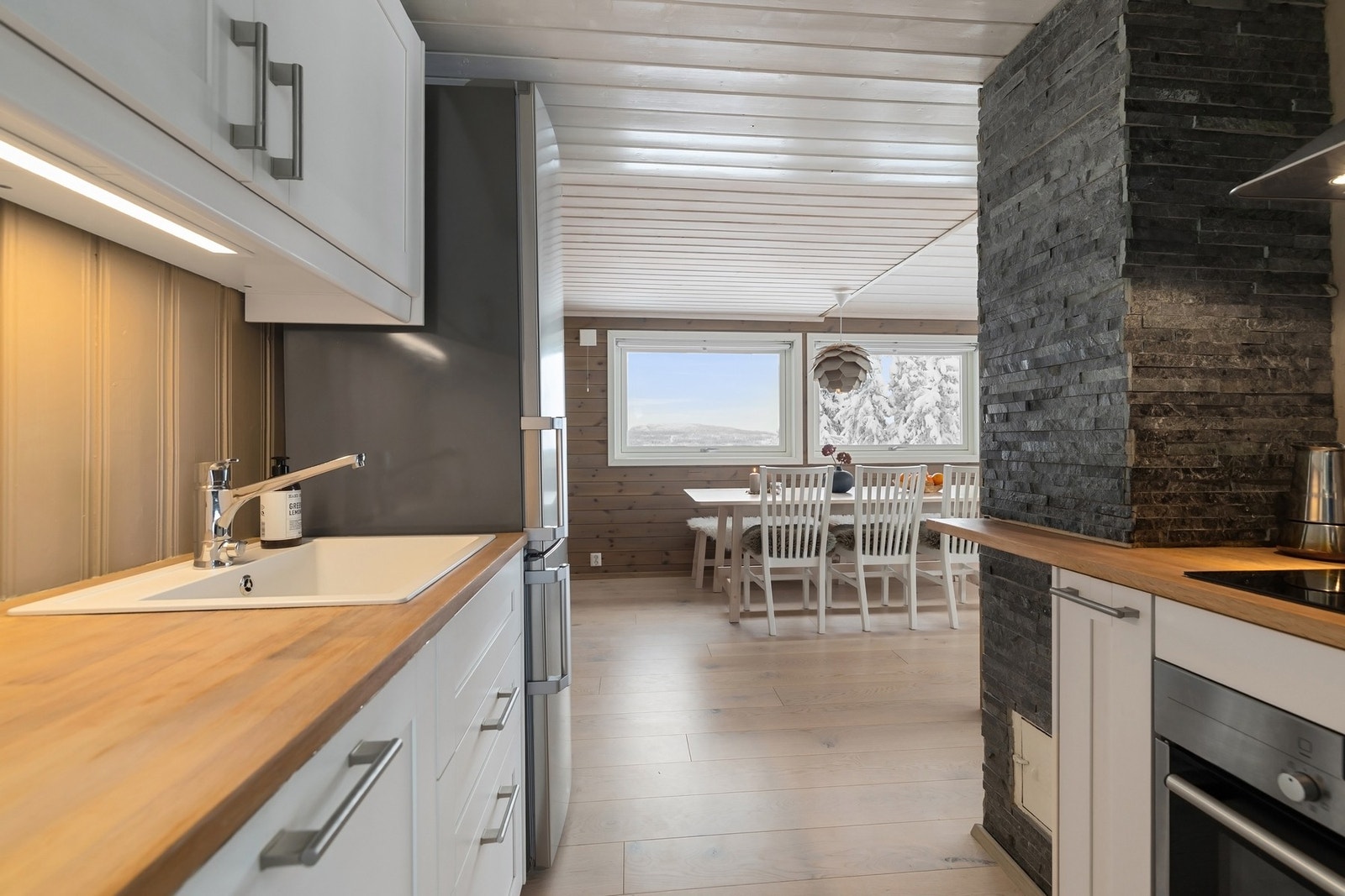 Sosialt og praktisk sammenheng mellom kjøkken og stue. Galleribilde