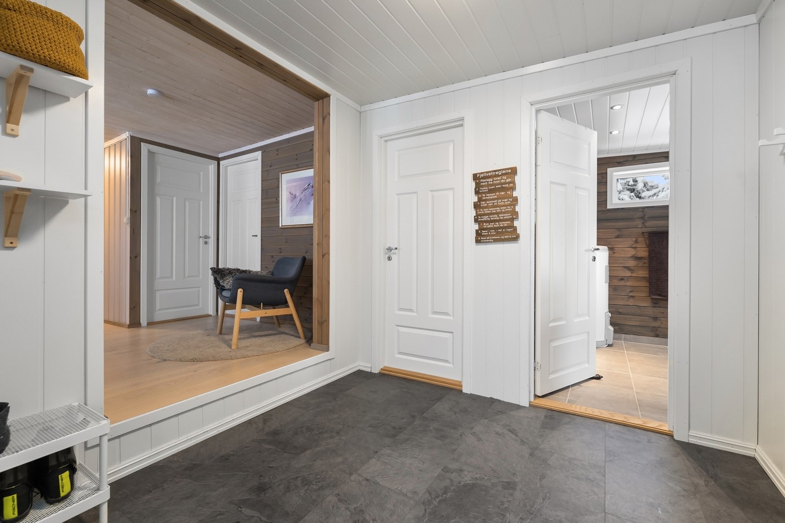 Direkte inngang til badet fra gangen. Galleribilde