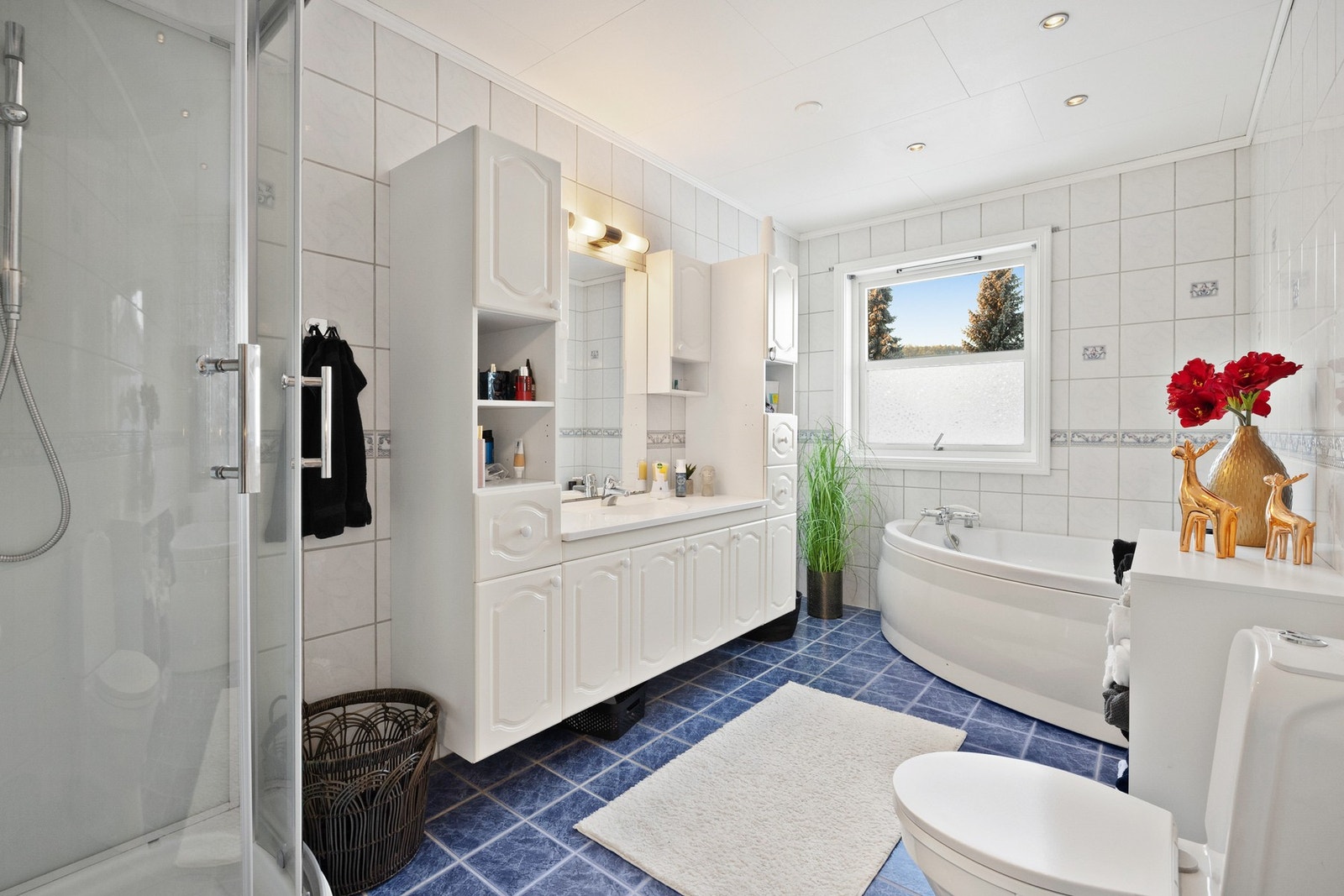 Oppvarming med elektriske varmekabler, ventilering via ventil i himlingen. Galleribilde