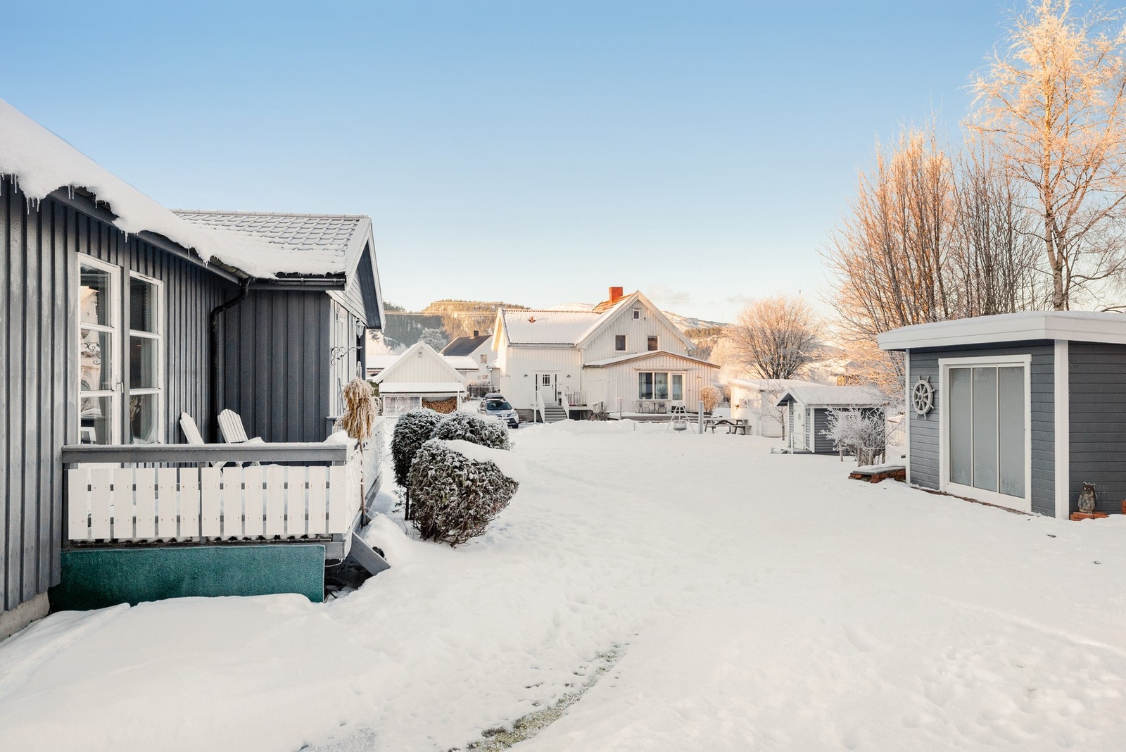Fra eiendommen er det kort veg til skole, barnehage og butikk Galleribilde