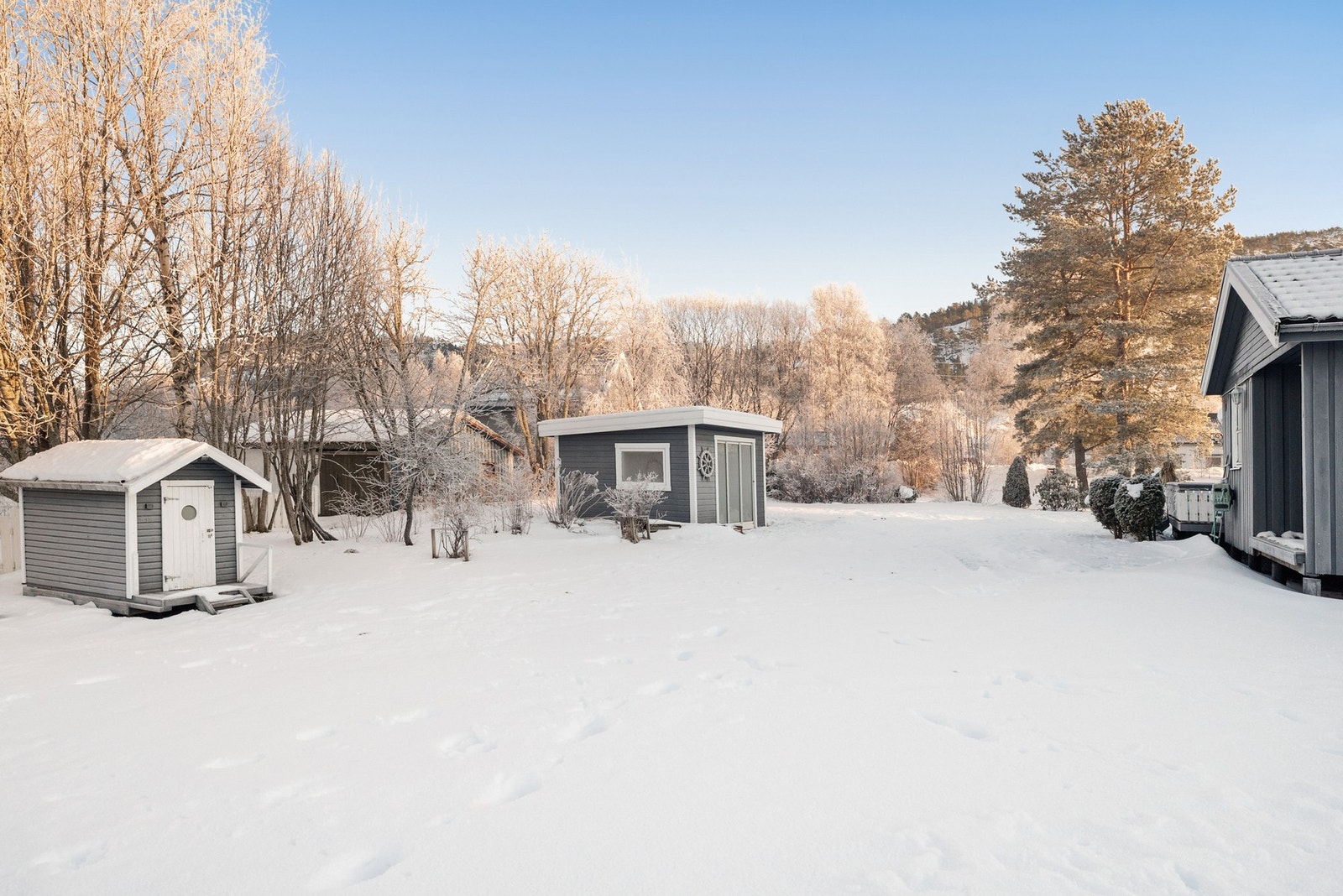 Tomten er solrik, romslig og eiet, med et areal på hele 1,5 mål. Galleribilde