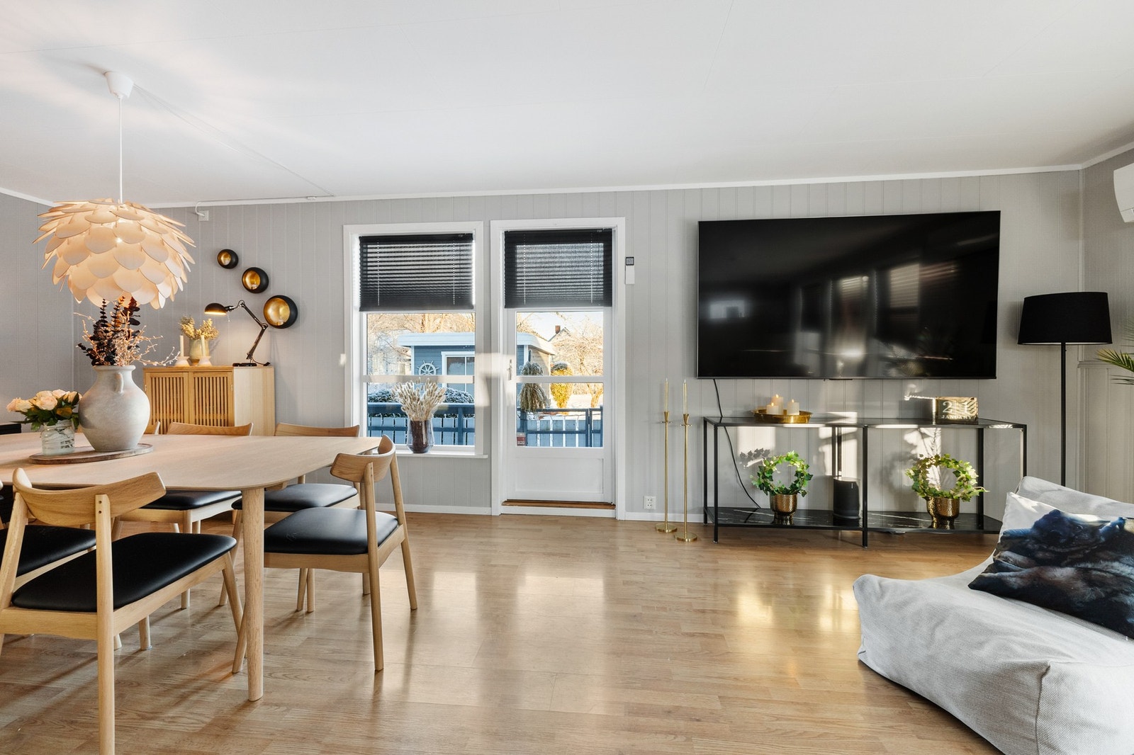 Romslig stue med plass til flere møbelsoner Galleribilde