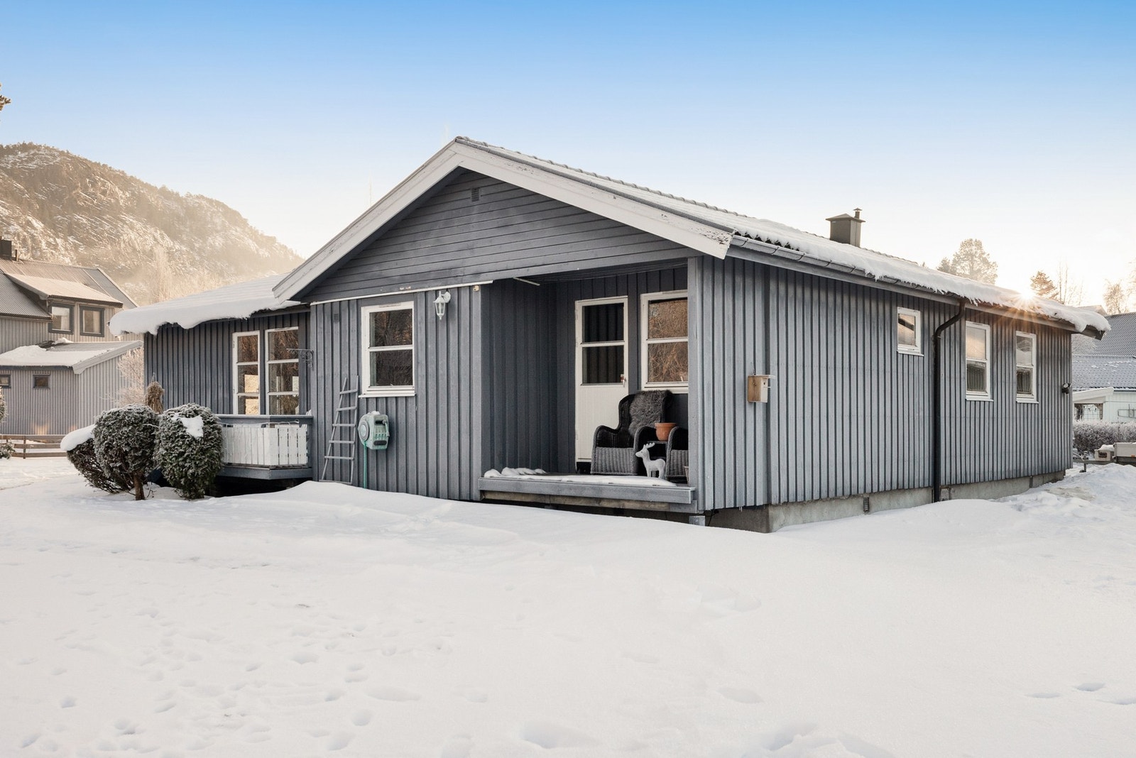 Eiendommen ligger fint til i enden av en blindvei uten gjennomkjøring, noe som gir lite trafikk og et trygt miljø for både barn og voksne. Galleribilde