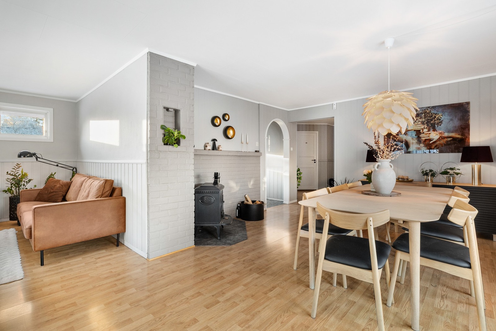 Boligens oppvarmingskilder er vedfyring, varmepumpe og elektrisitet Galleribilde