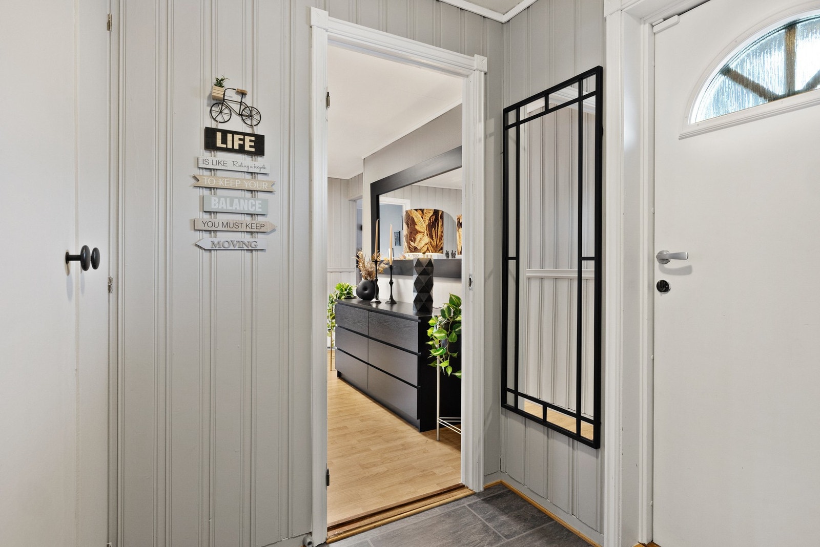 Vindfang med plass til oppheng av yttertøy og sko Galleribilde