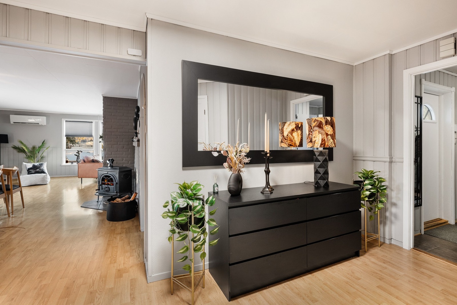 Innvendig er det gulv av laminat og belegg Galleribilde