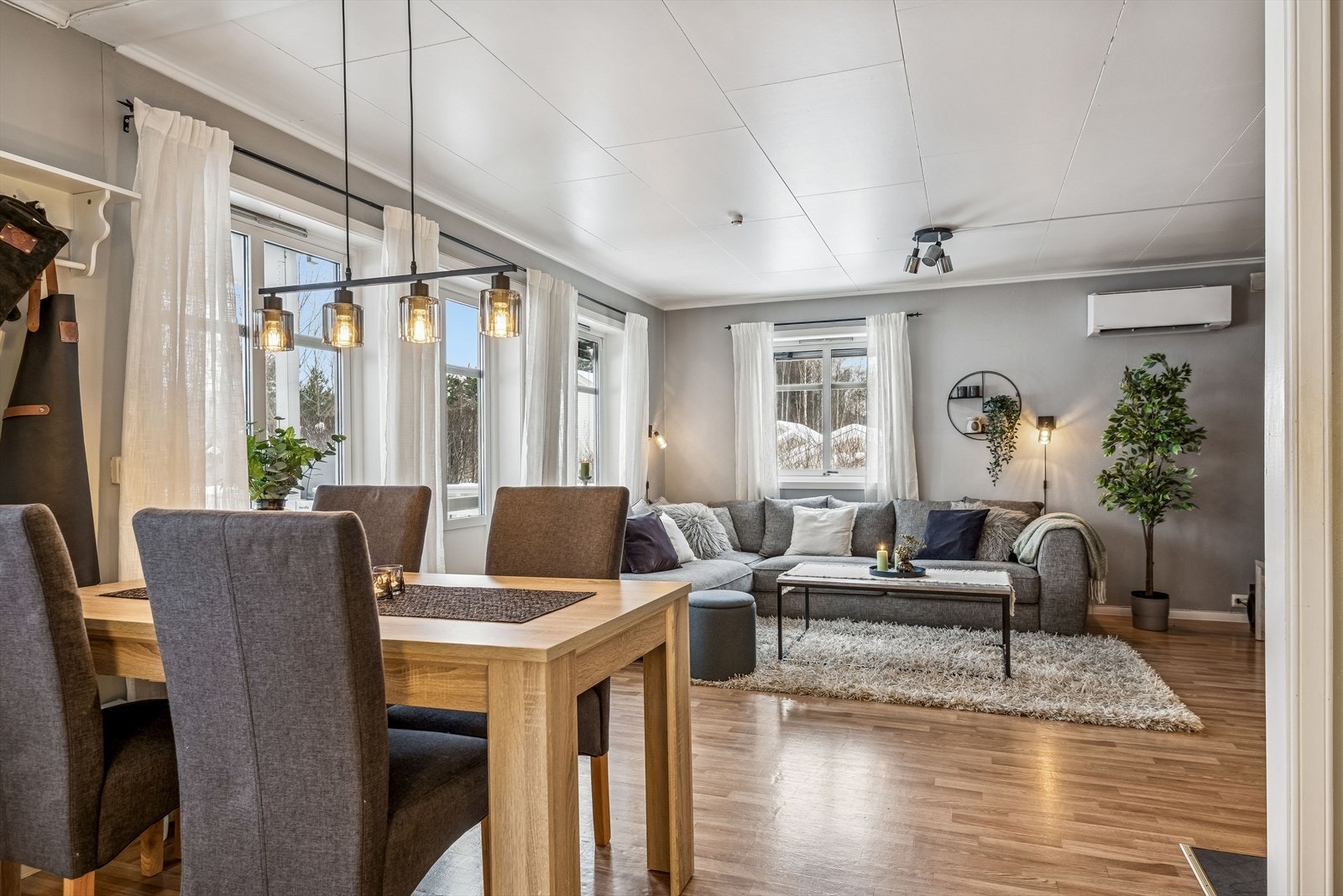 Rommet har plass til både en romslig sofagruppe og et spisebord. Galleribilde