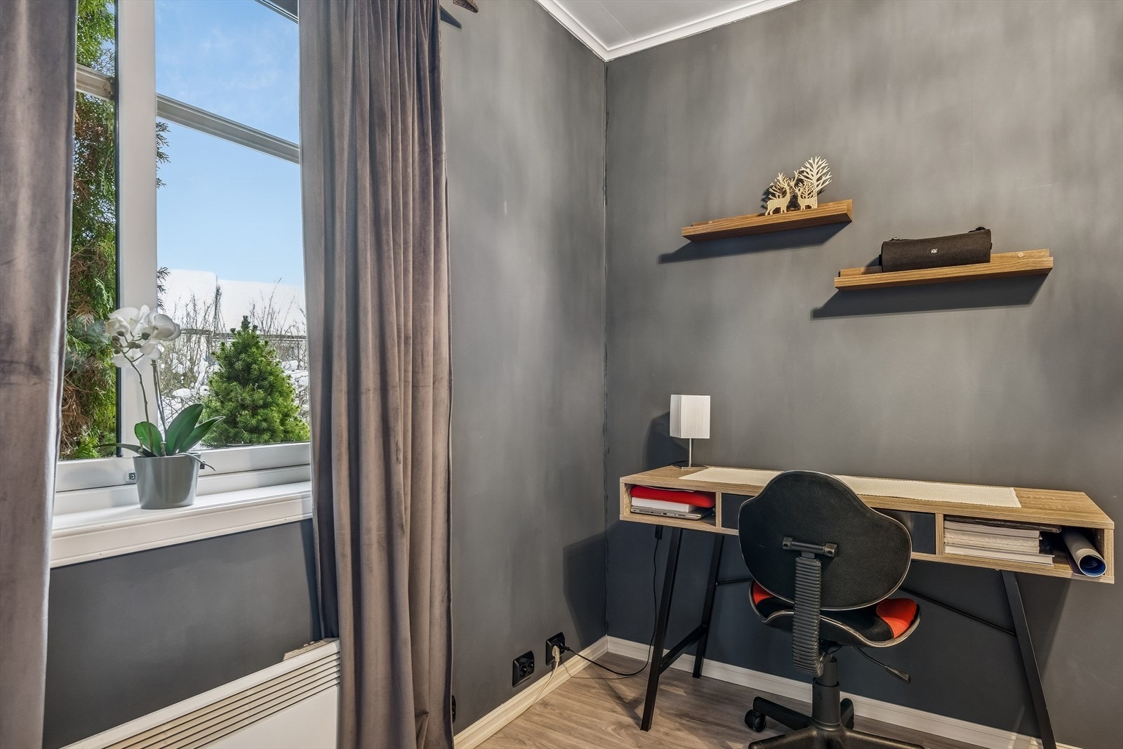 Vinduet gir godt med dagslys og utsyn mot nærområdet. Galleribilde