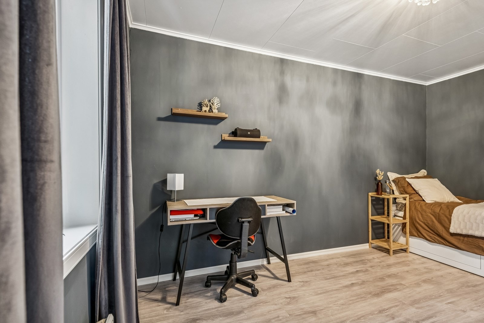 Her er det god plass til både seng og en egen arbeidsplass. Galleribilde