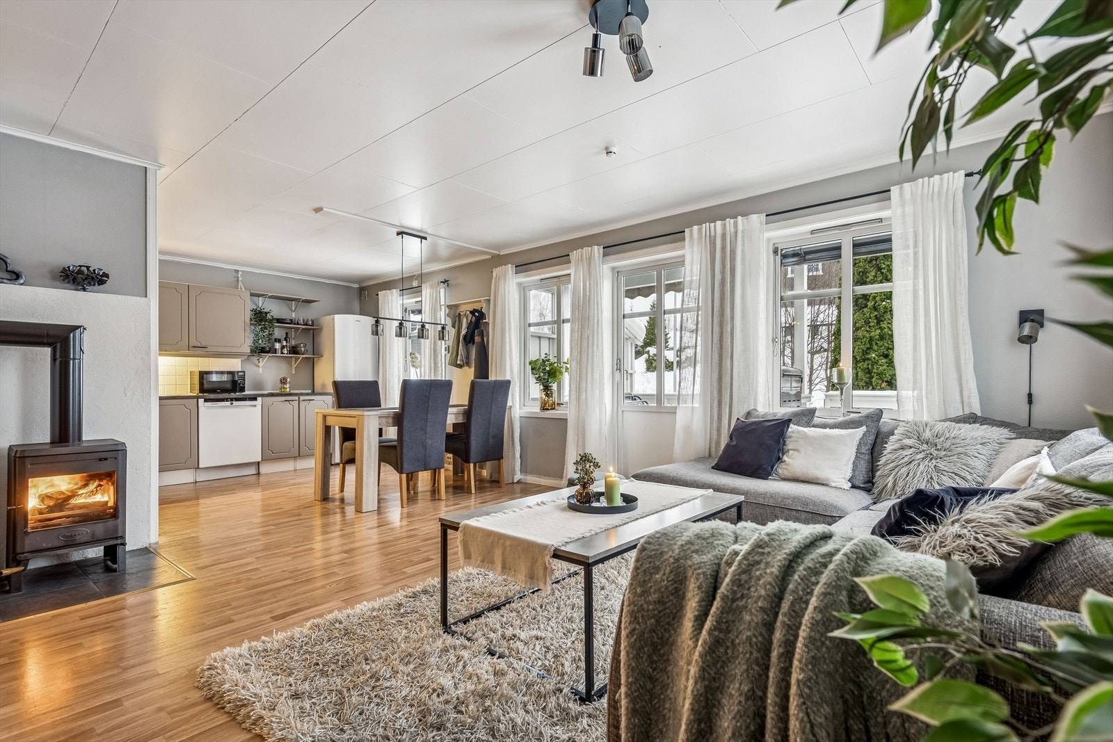 Leiligheten har en fin, åpen løsning mellom stue og kjøkken. Galleribilde