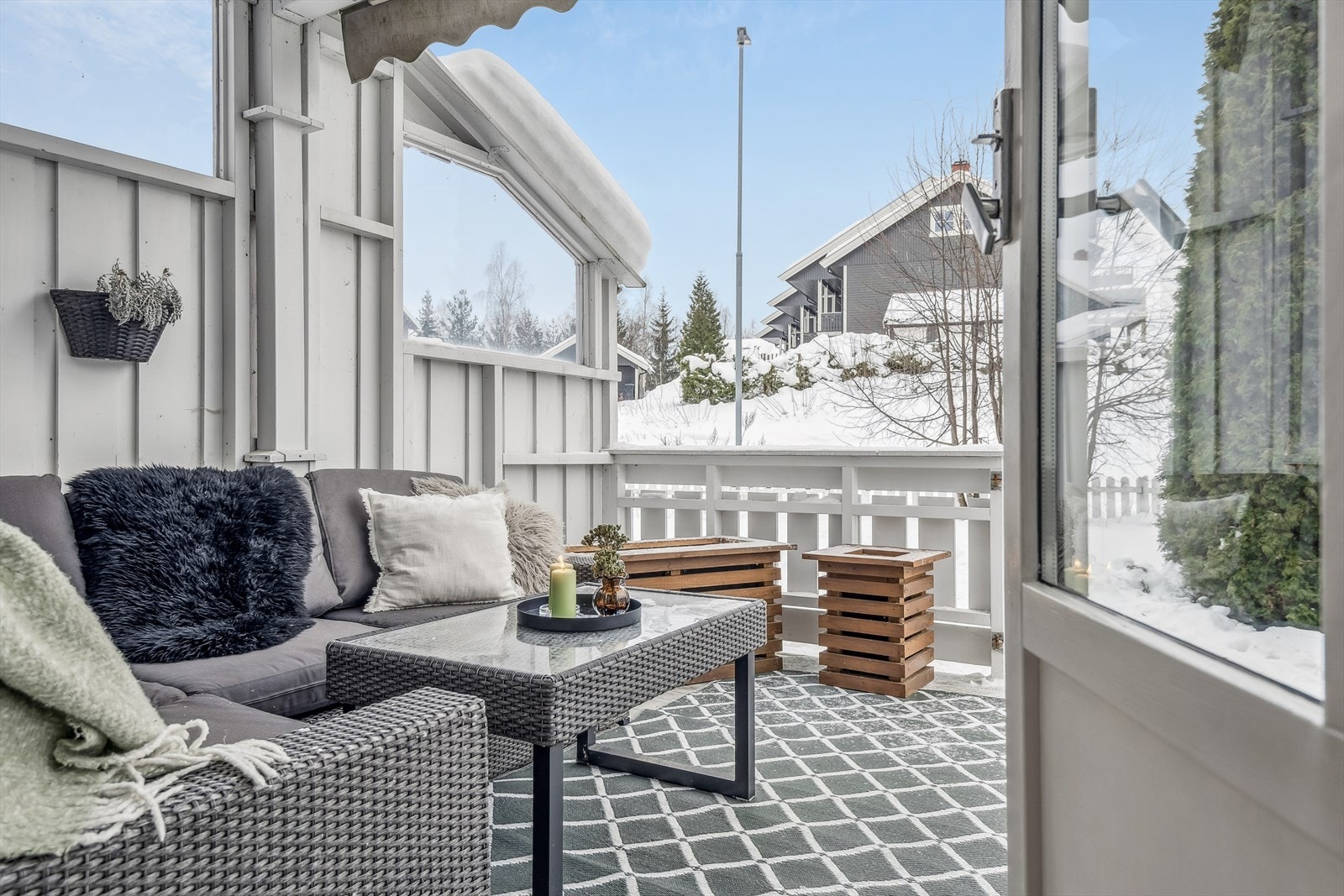 Utgang fra stuen til delvis overbygget sydvendtvendt terrasse på 19 m² Galleribilde