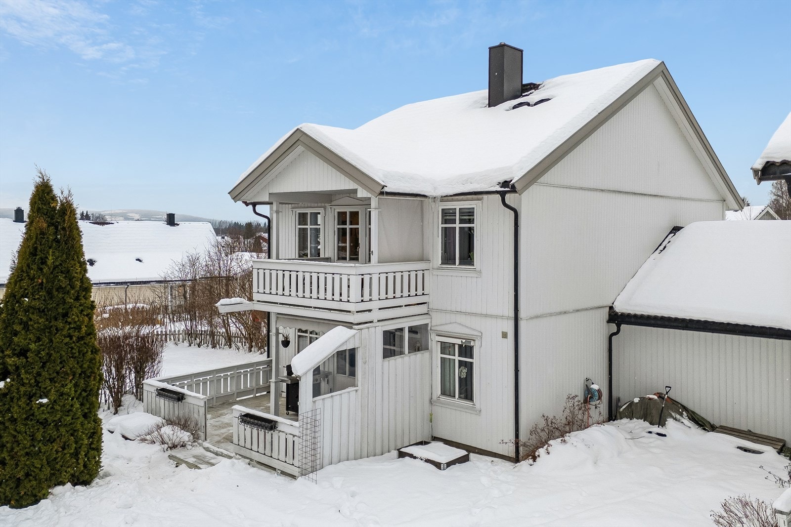 Det er umiddelbar nærhet til skog og turstier, med gode fritidsmuligheter for hele familien. Galleribilde