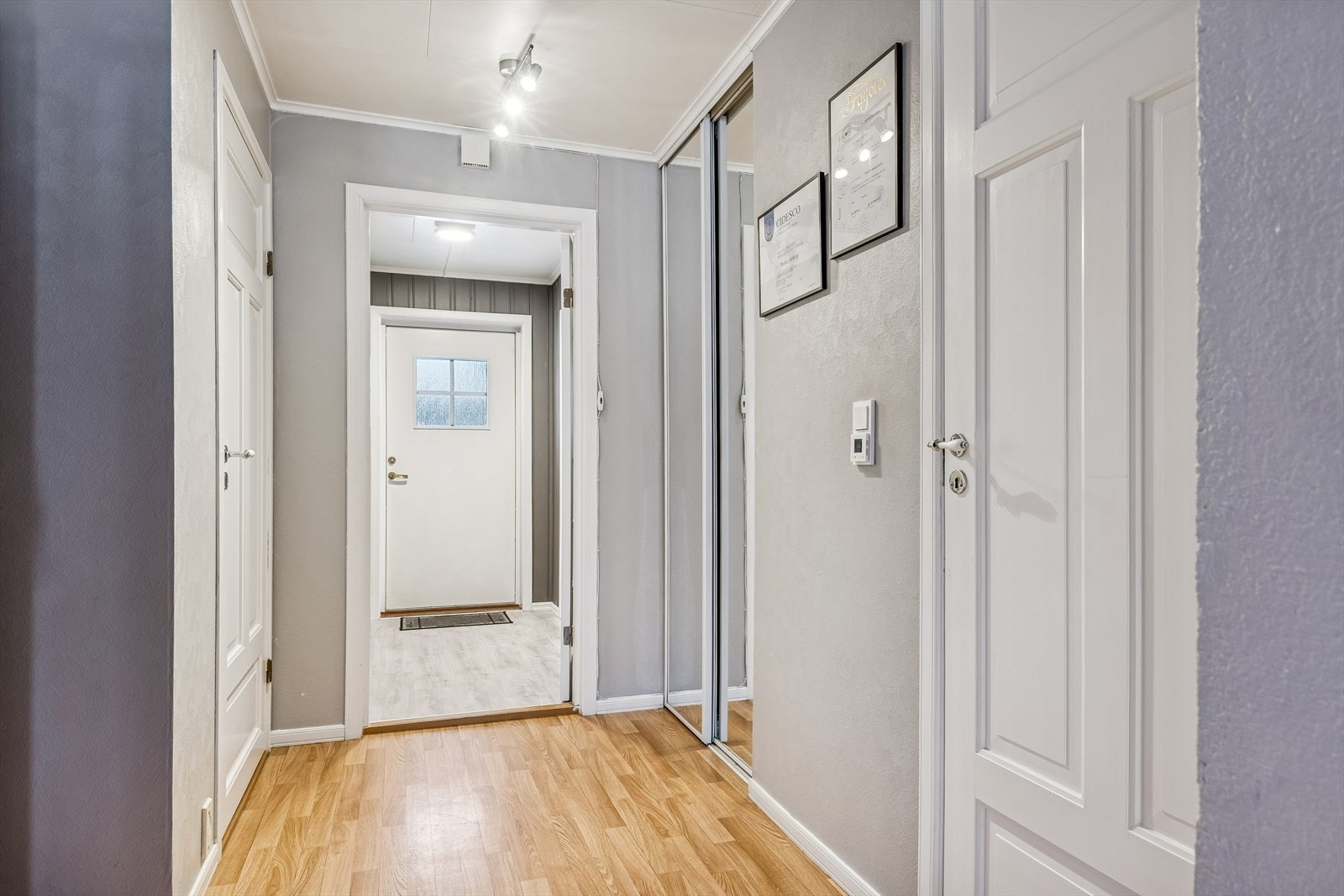 Gangen binder sammen rommene og har praktisk tilknytning til badet. Galleribilde