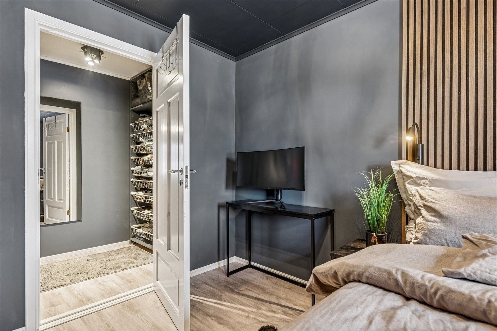 Fra hovedsoverommet er det direkte adkomst til et praktisk walk-in closet. Galleribilde