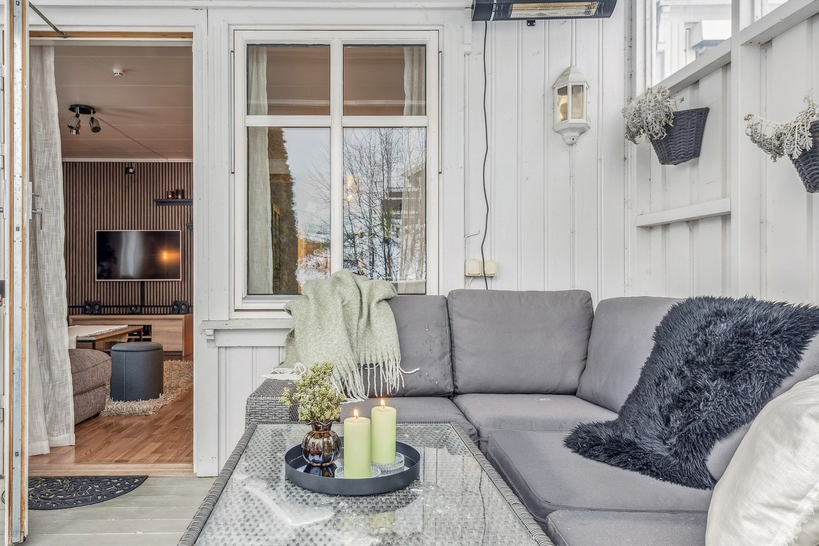 Her er det god plass til utemøbler, og en levegg mot øst skjermer for innsyn. Galleribilde