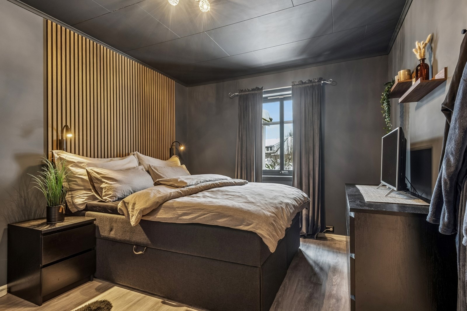 Hovedsoverommet har en stilig spilevegg montert i 2025 og nytt laminatgulv fra 2023. Galleribilde