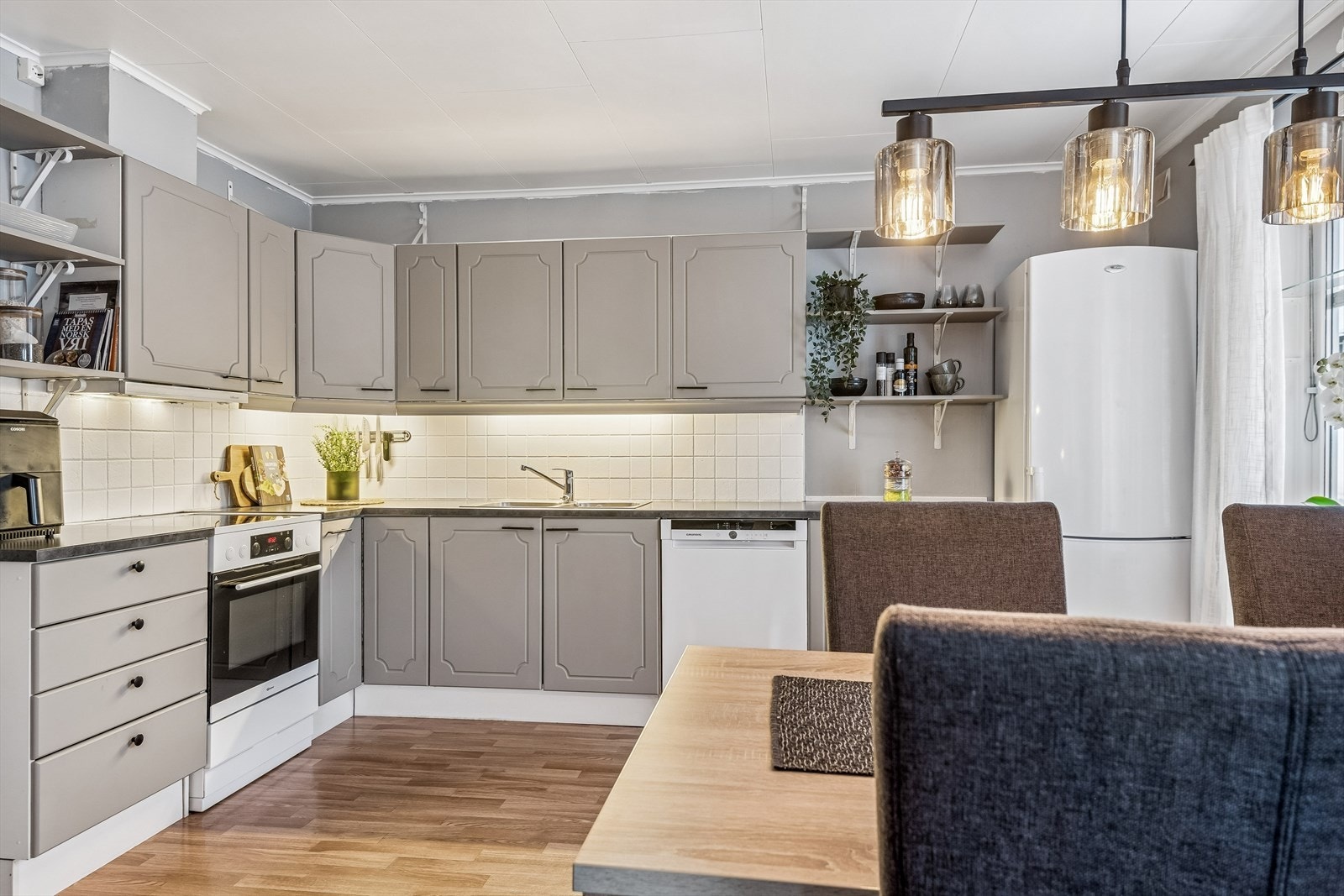 Kjøkkenet er praktisk utformet med god benke- og skapplass. Galleribilde