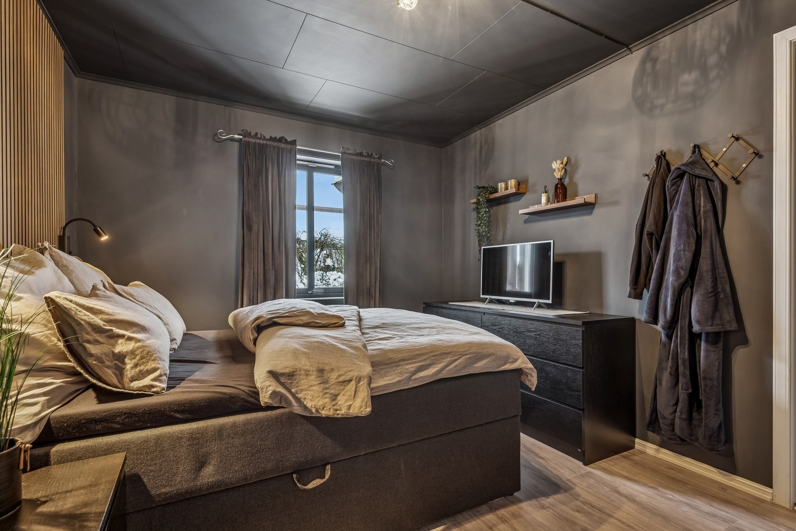 Rommet er romslig med plass til dobbeltseng og oppbevaringsmøbler. Galleribilde