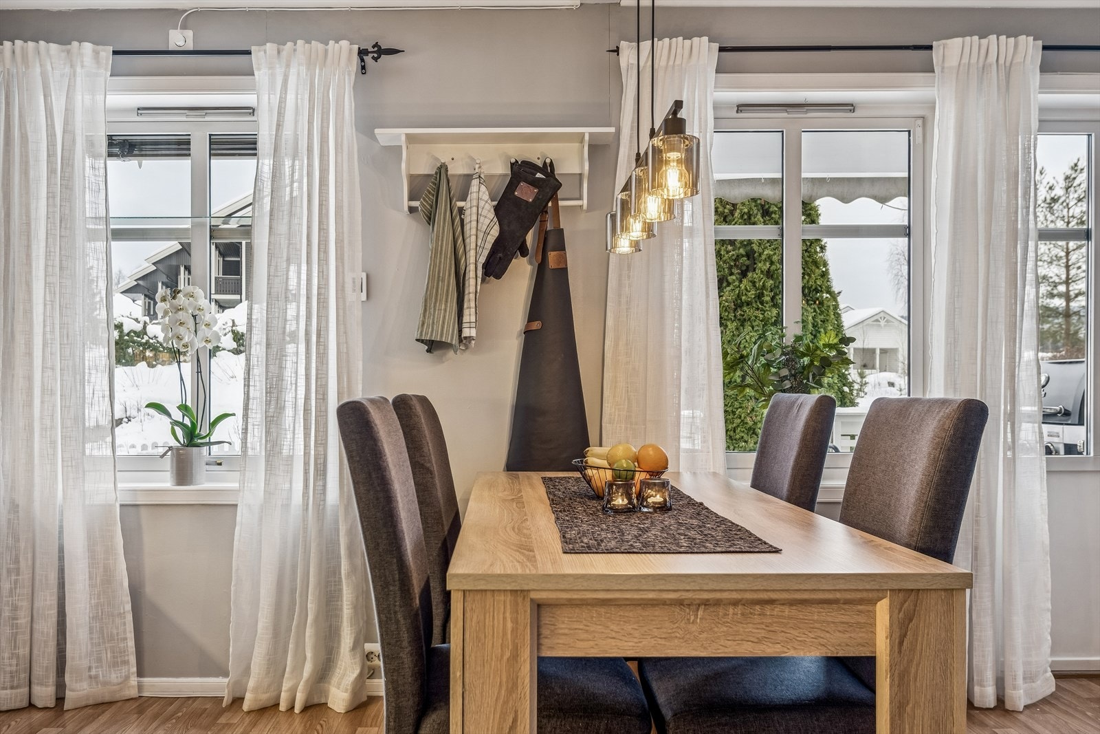 Spiseplassen er en naturlig del av den åpne løsningen, med god plass til gjester. Galleribilde