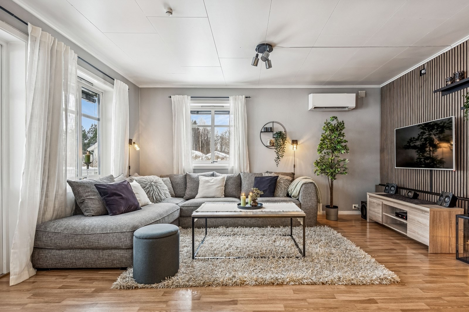 Stuen er oppgradert med moderne spilevegger og har en effektiv luft-til-luft varmepumpe. Galleribilde