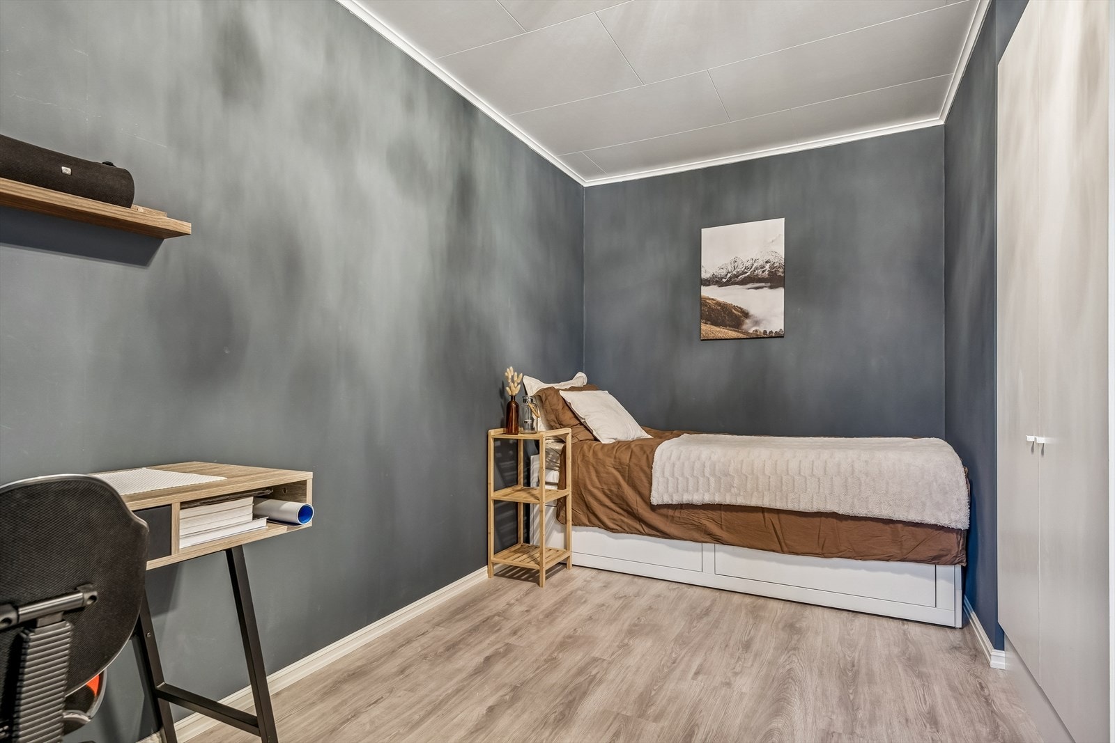Det andre soverommet ble også oppgradert i 2023 med nytt laminatgulv og malte vegger. Galleribilde