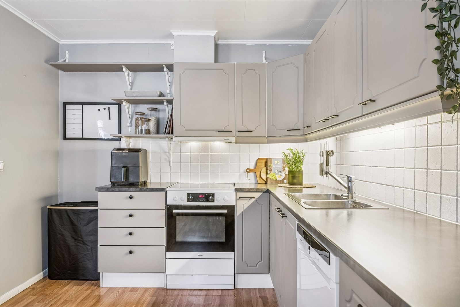 Innredningen har fronter som ble malt i 2025, og det er opplegg for oppvaskmaskin. Galleribilde