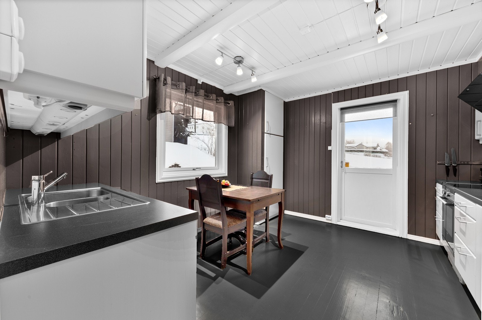 Det er avsatt plass til hvitevarer som kjøleskap, oppvaskmaskin og komfyr. Kjøkkeninnredningen ble ifølge informasjon fra eier oppgradert i 2008, der innredningen er delvis fra IKEA og delvis egenprodusert. Galleribilde