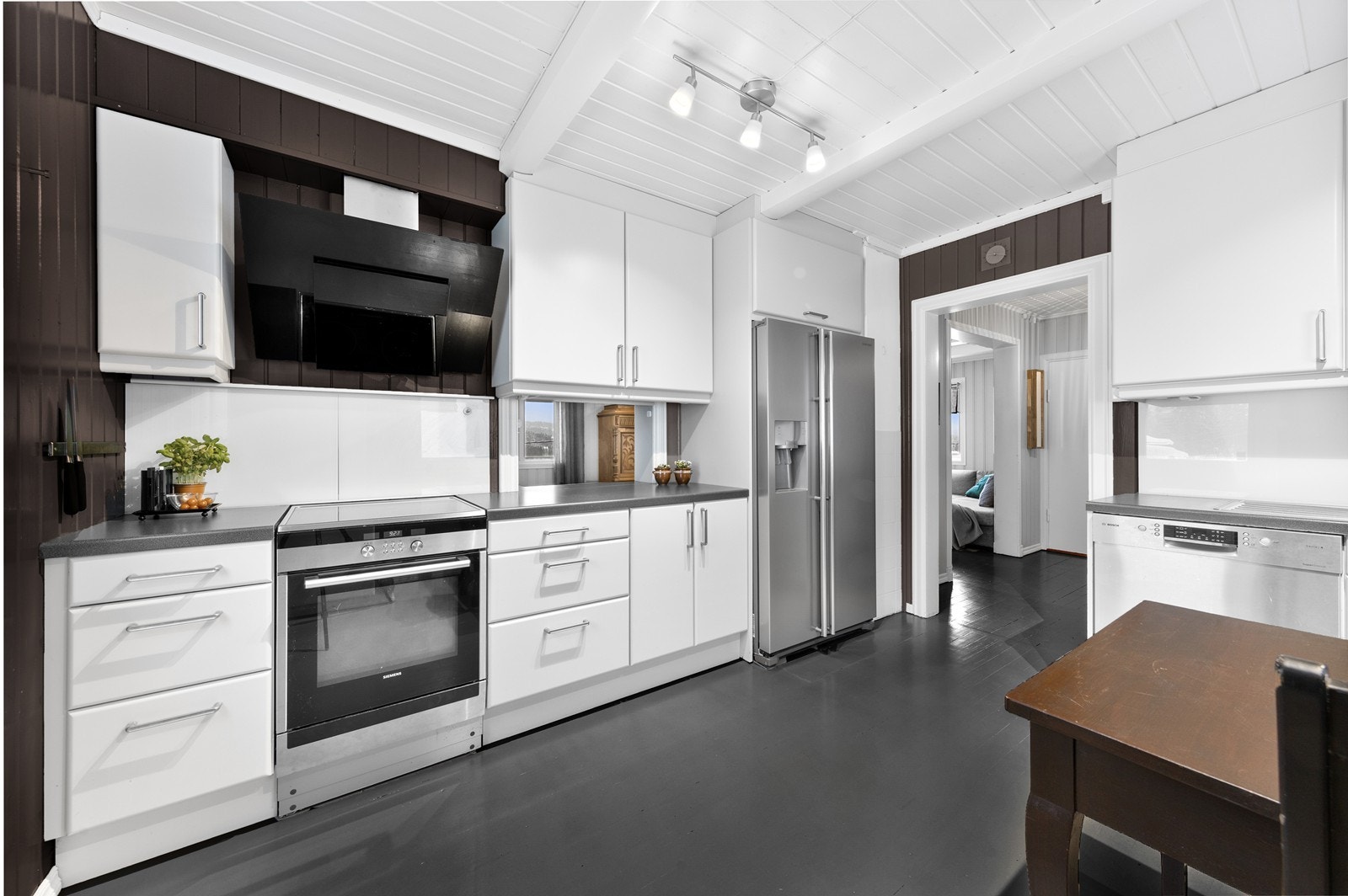 Kjøkkenet er utstyrt med en kjøkkeninnredning som har glatte fronter og en benkeplate av laminat. Galleribilde