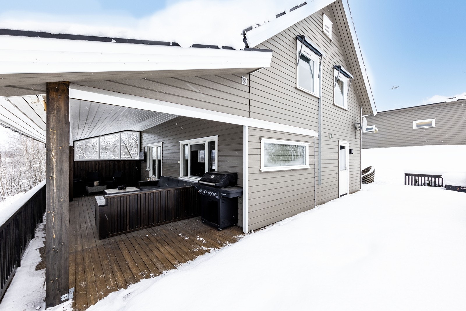 Uteplassen byr på en lun, overbygd del samt en åpen del med god plass til møblering av ulike soner. Galleribilde