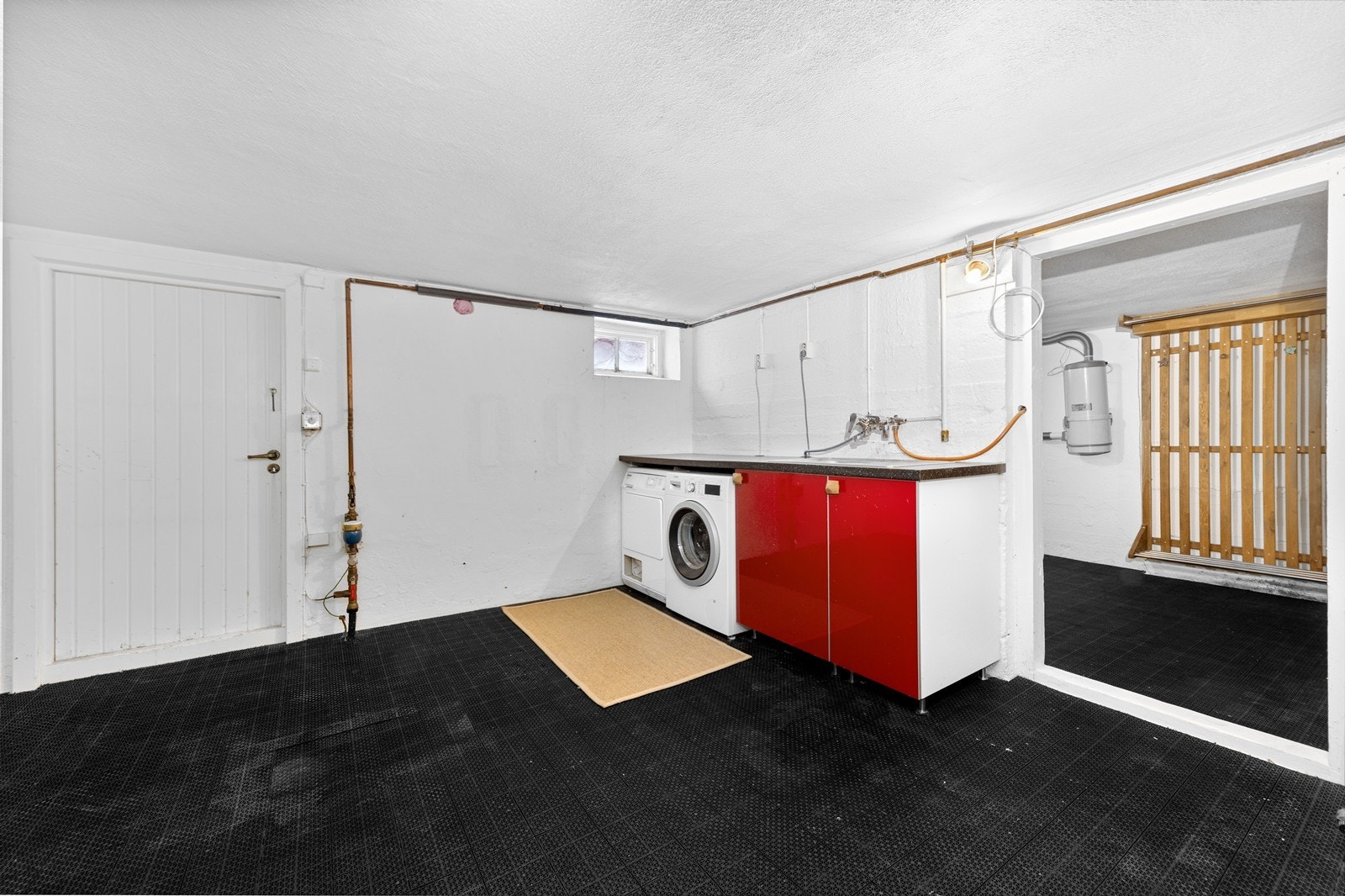 Kjelleren består av ulike boder, hvor den ene er utstyrt med opplegg for vaskemaskin. Galleribilde