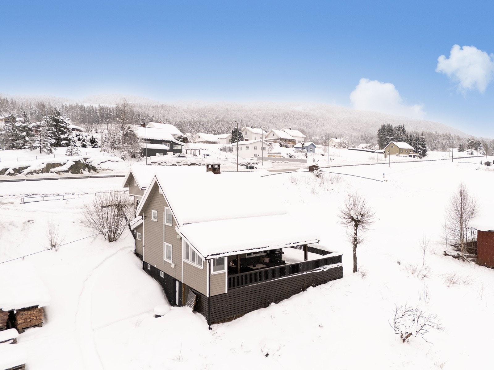 Med flotte turmuligheter og nærhet til barne-, ungdoms- og videregående skoler, ligger alt til rette for en praktisk og komfortabel hverdag. Galleribilde