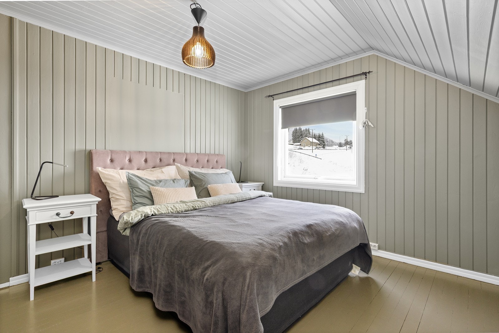 Boligen har tre romslige soverom, alle plassert i 2. etasje. Galleribilde