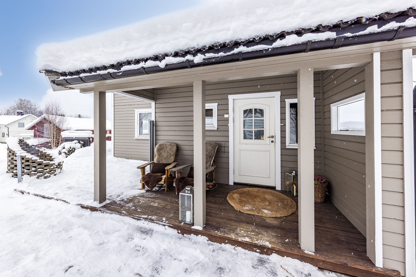 Et koselig, overbygd inngangsparti ønsker deg velkommen inn! Galleribilde