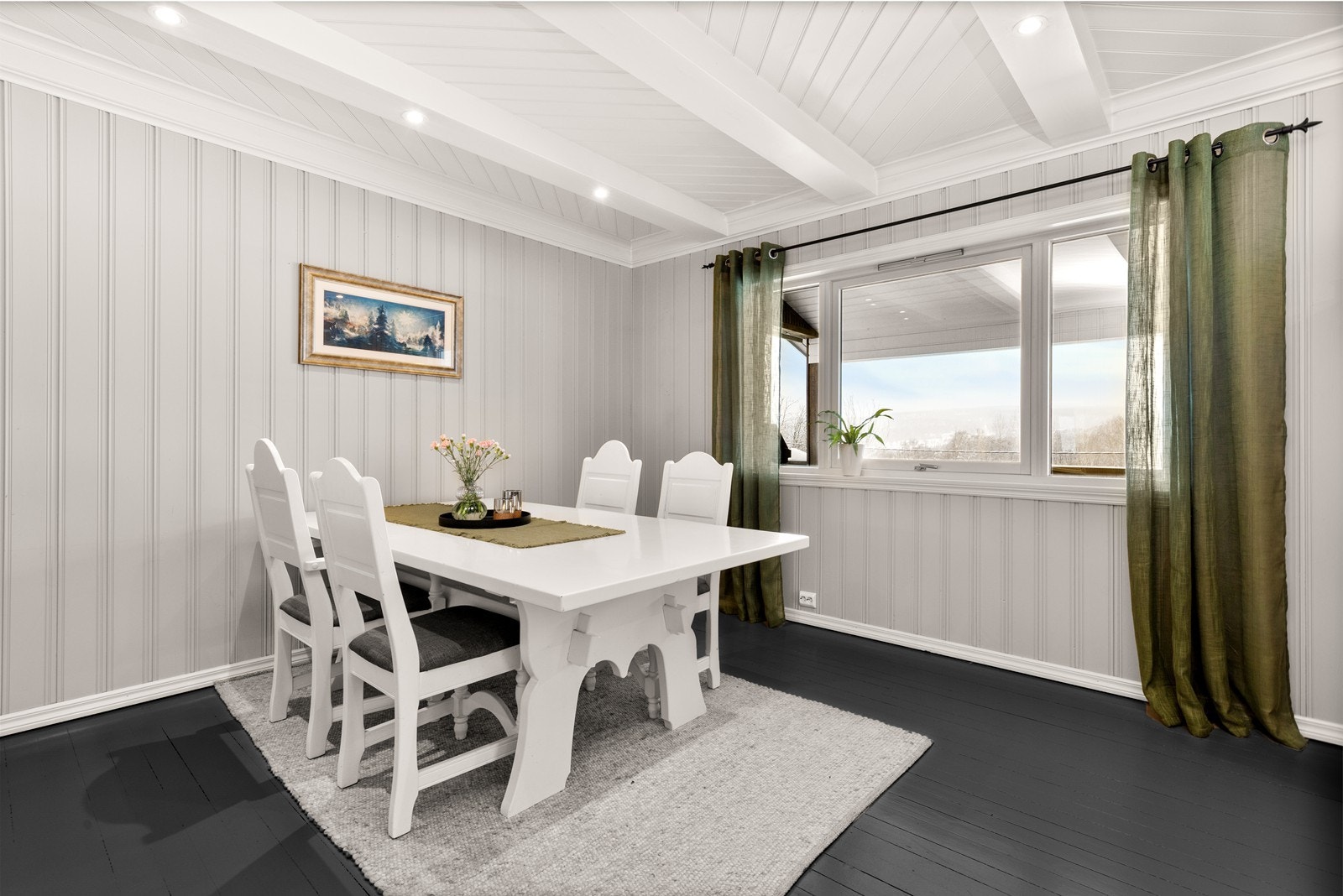 Innfelte spotter i dragerne gir rommet god og stemningsfull belysning. Galleribilde