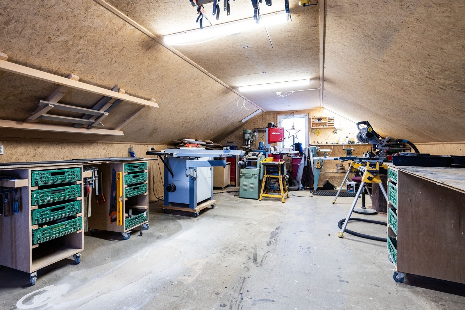 Andre etasje i garasjen er innredet som et praktisk hobbyrom. Galleribilde