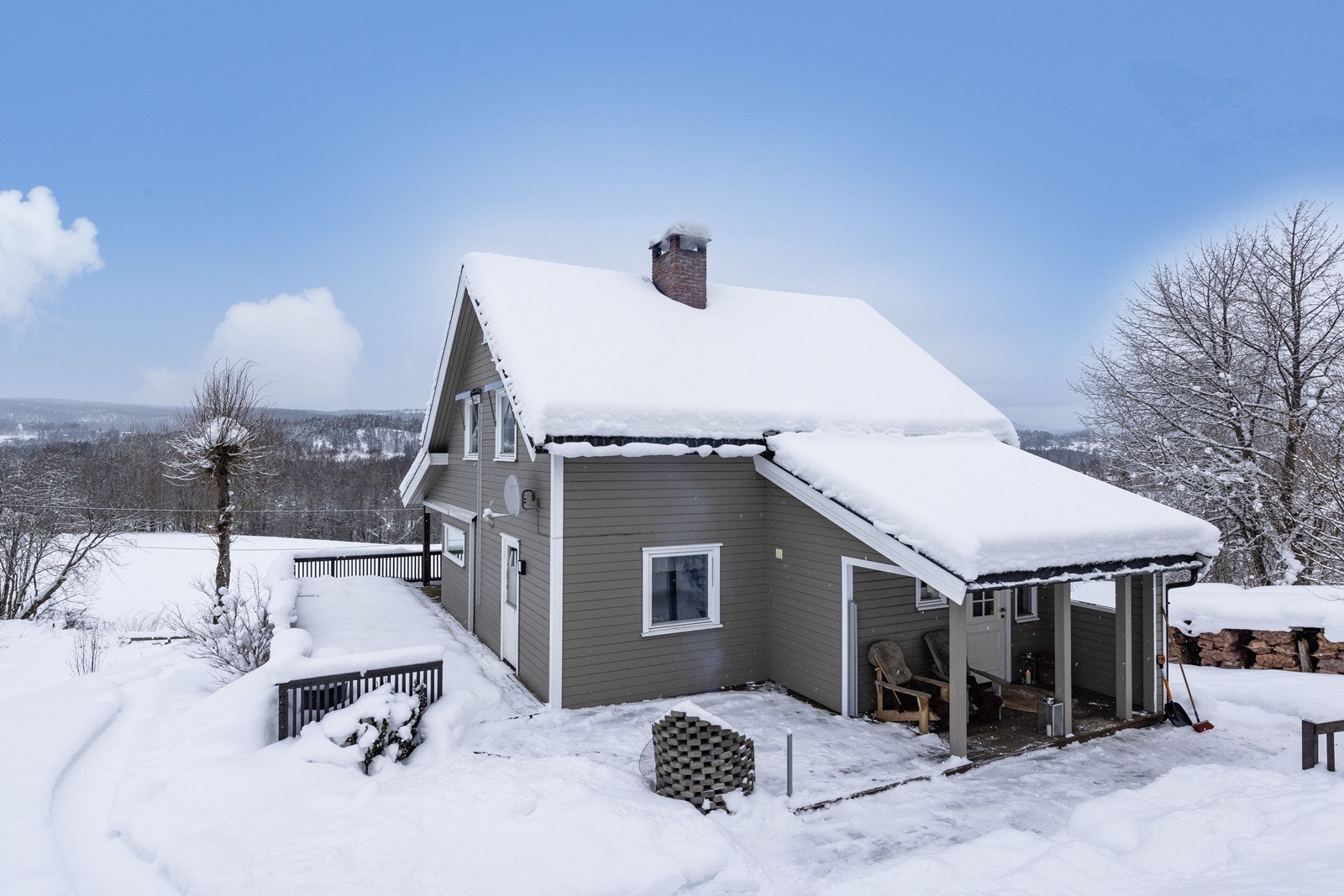 Eiendommen har en stor tomt på ca 1 537,30 m². Galleribilde