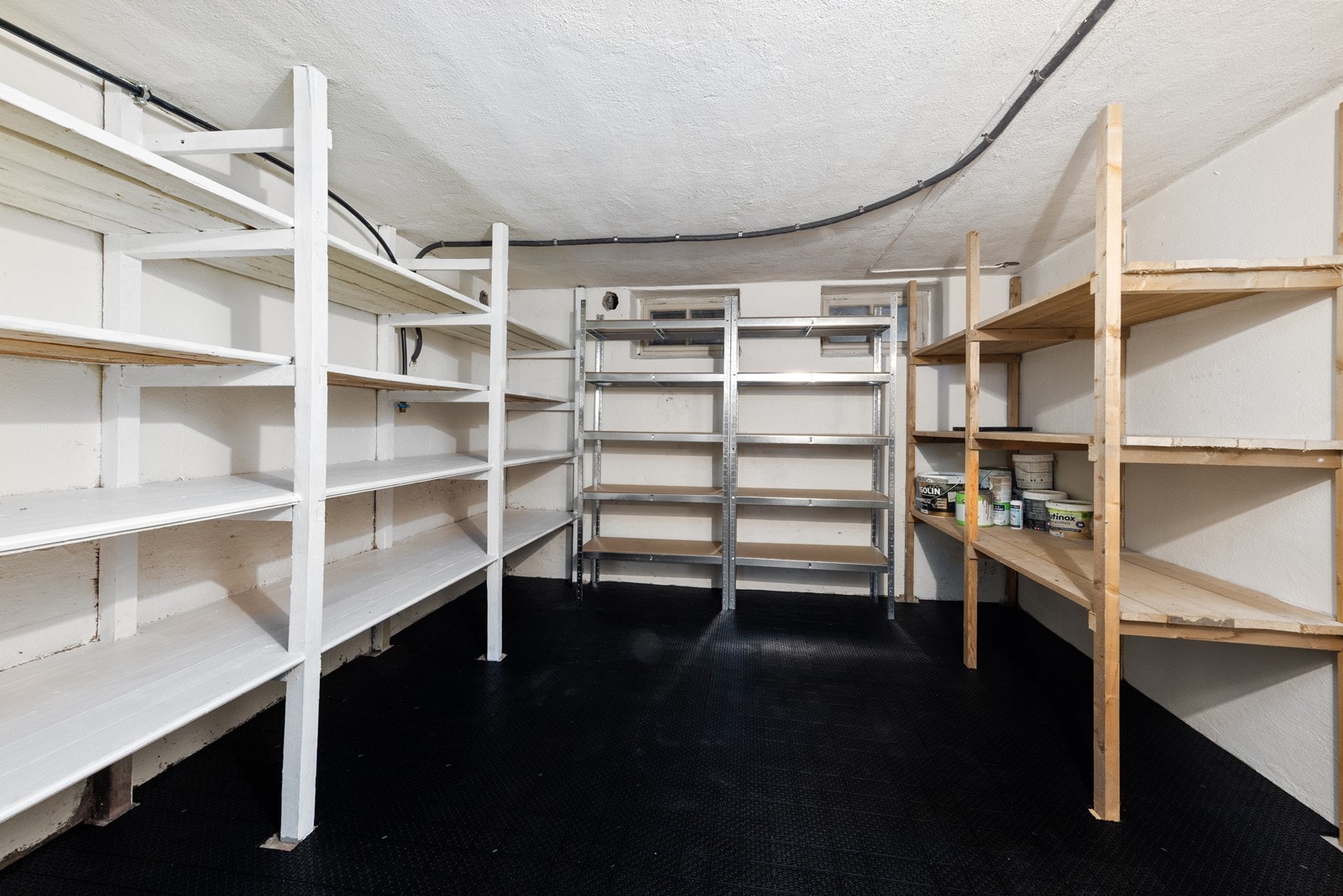 Med plassbygde hyller har man gode lagringsmuligheter. Galleribilde