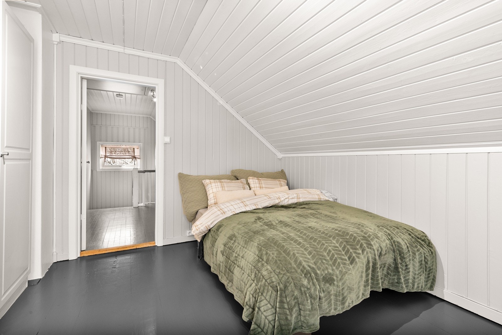 Rommene er malt i lyse og behagelige fargetoner. Galleribilde