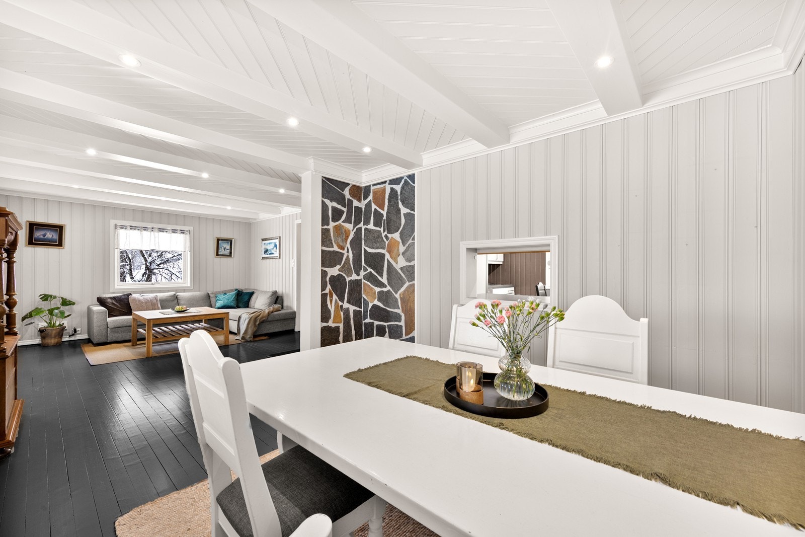 Stuen har en praktisk utforming som gir mulighet for møblering av både sofa- og spisegruppe. Galleribilde