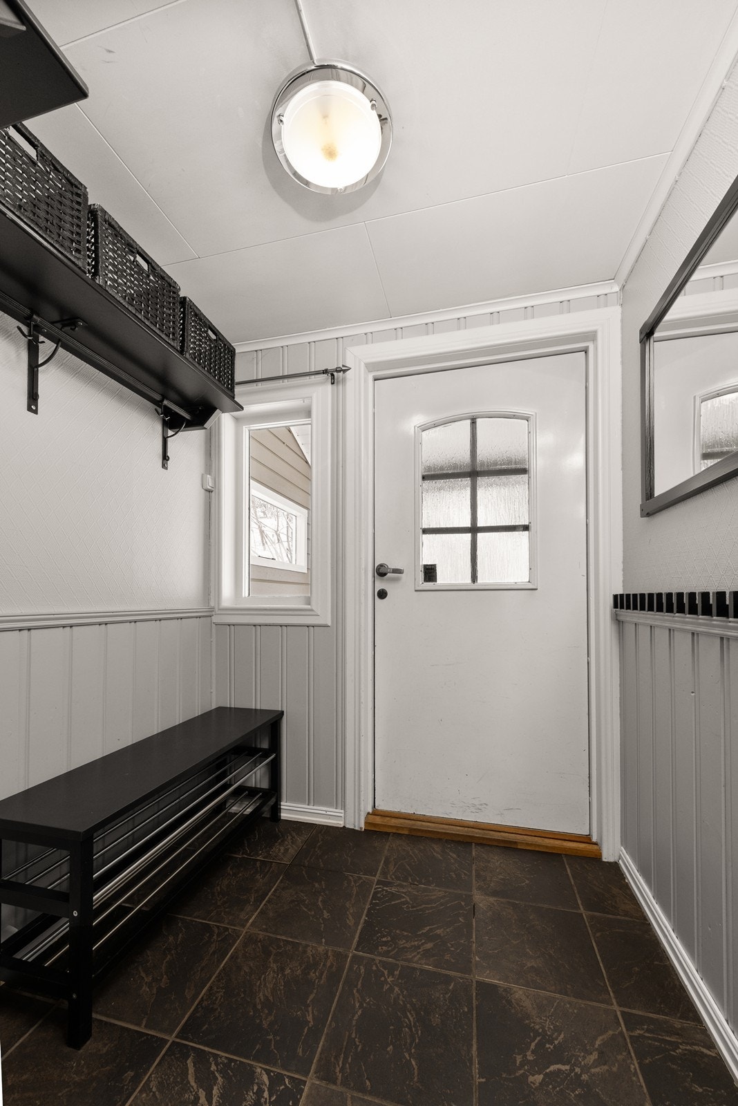 Entréen byr på plass for oppheng av yttertøy og oppbevaring av sko. Velkommen inn! Galleribilde