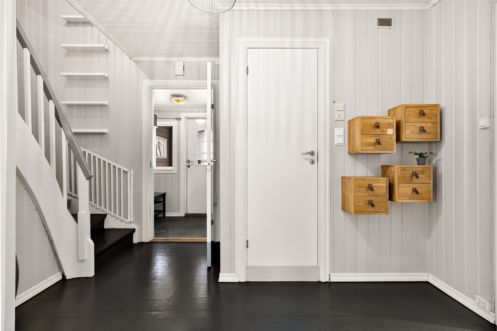 I mellomgangen gar man trapp opp til boligens 2. etasje, samt ned til kjeller. Galleribilde