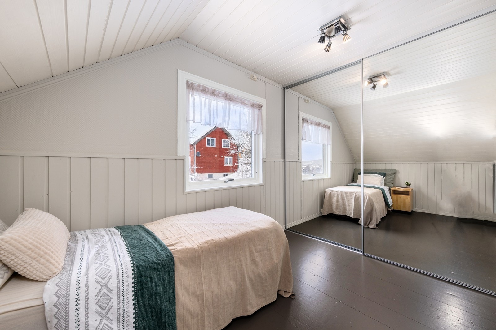 I tillegg til hovedsoverommet kan de øvrige rommene fungere som barnerom, gjesterom eller kontor. Galleribilde