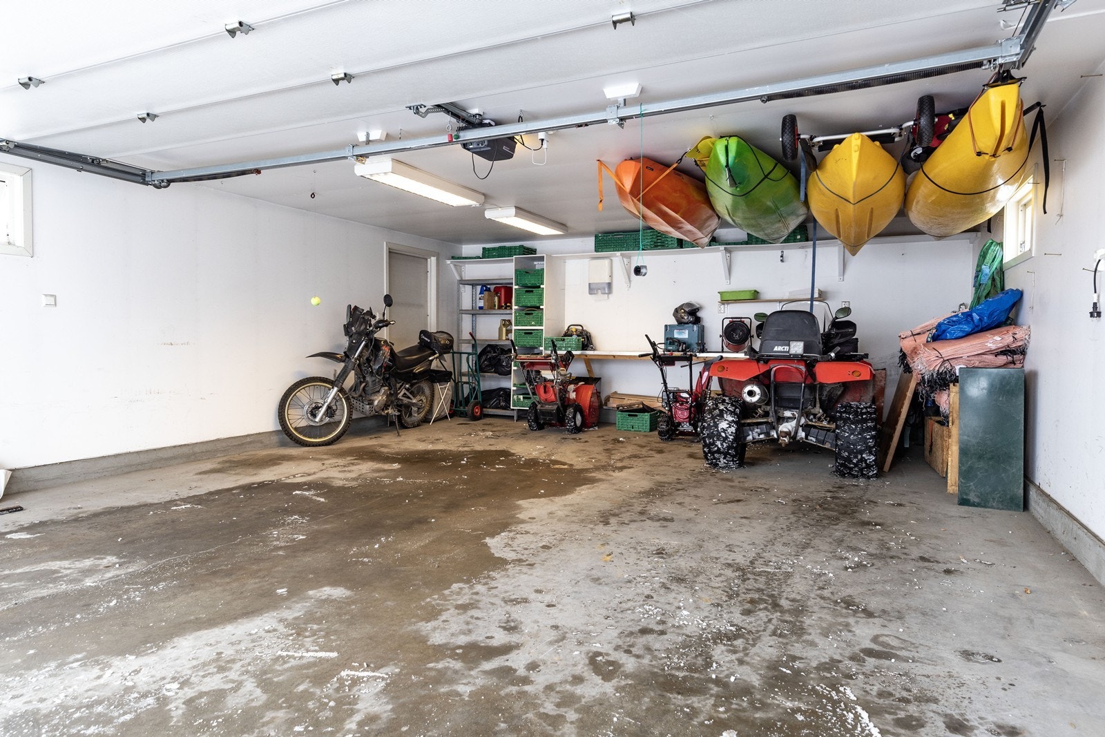 Som et ekstra pluss har eiendommen en frittliggende, isolert dobbeltgarasje. Galleribilde