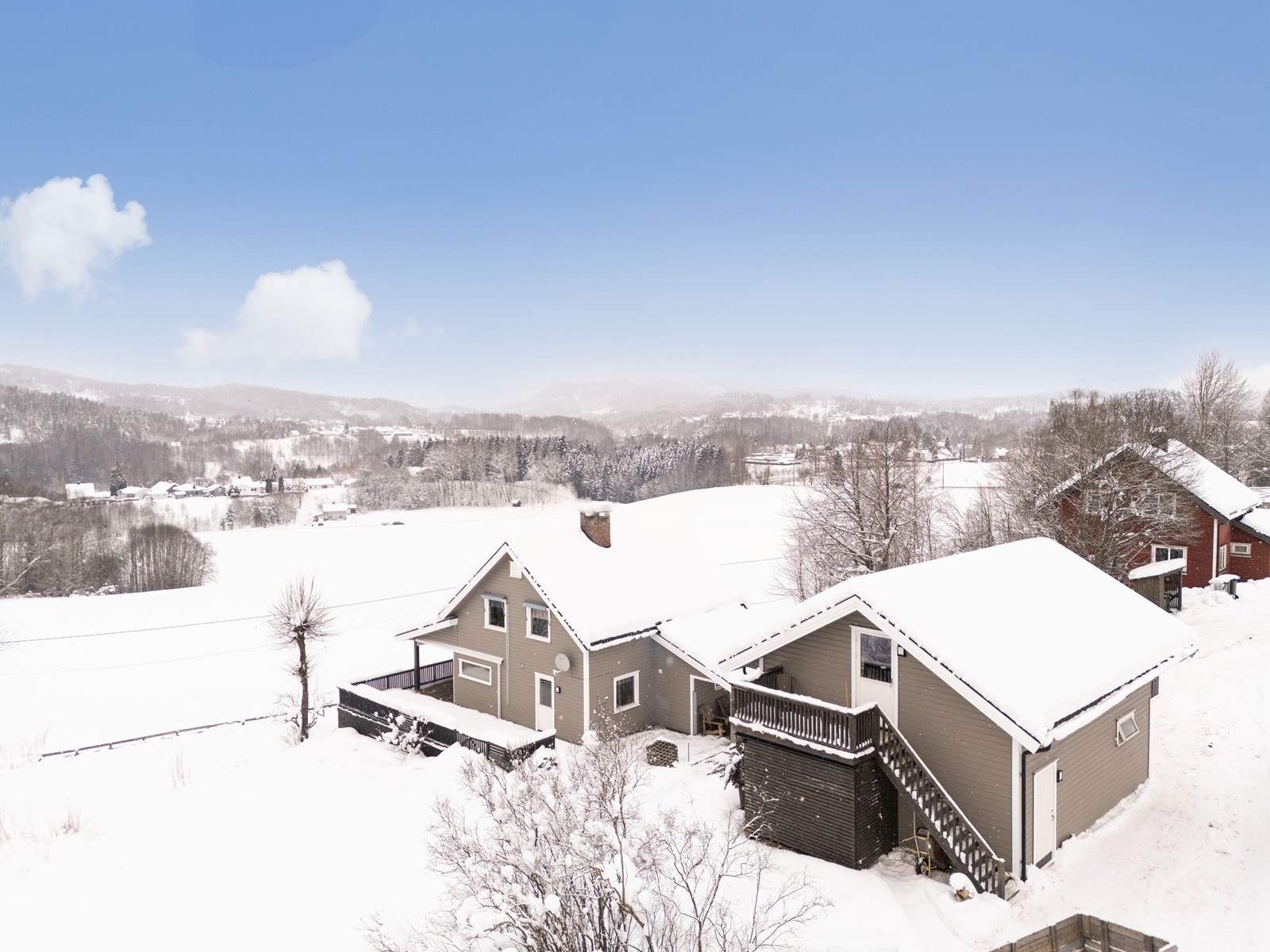 Her kombineres det beste fra to verdener - landlig beliggenhet med nærhet til natur, samtidig som du bor i et familievennlig område med kort vei til sentrum og skoler. Galleribilde
