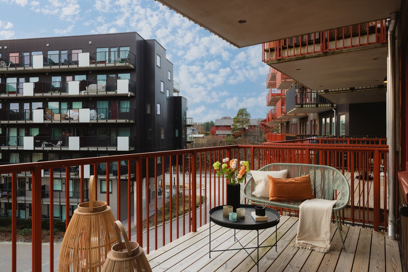 Balkongen måler ca. 9 m² og byr på gode solforhold. Her kan man nyte fine solskinnsdager med utsikt over nærområdet Galleribilde