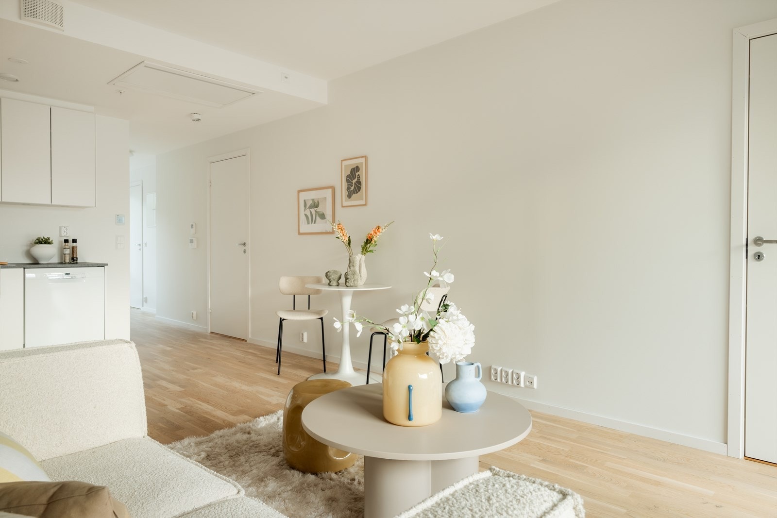 Felleskostnader pr måned er kr 2 392,- og inkluderer bl.a. TV og internett Galleribilde