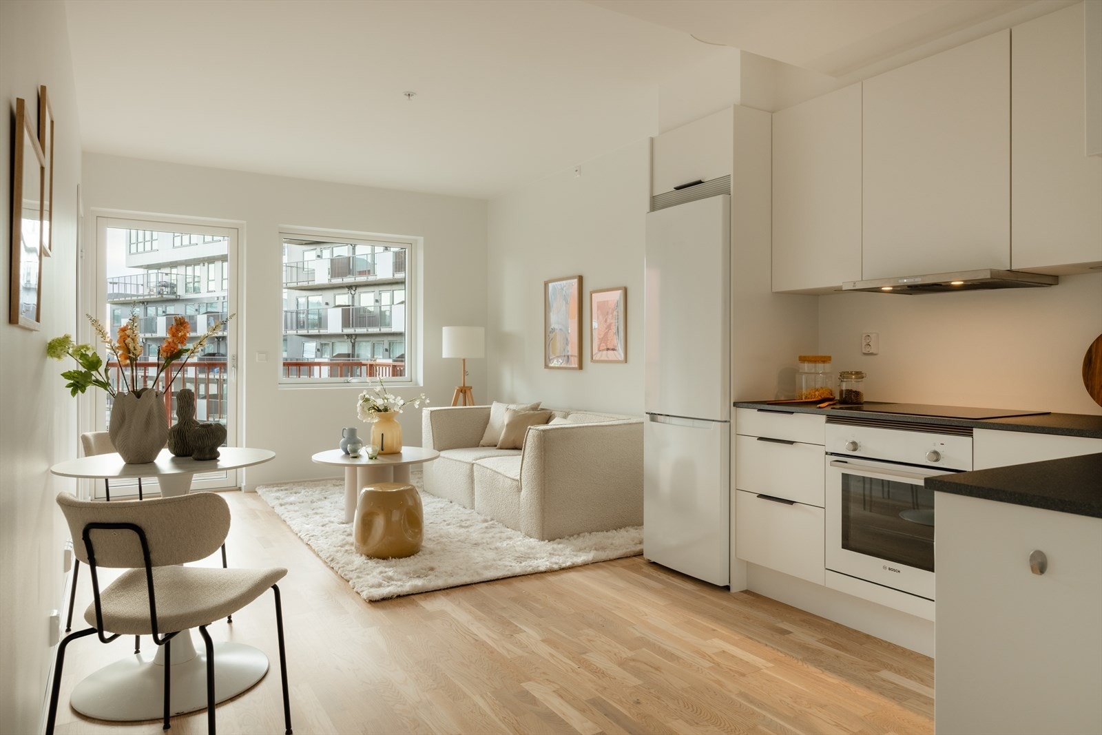 Kjøkkenet er fra Sigdal og har innredning med glatte fronter og laminat benkeplate Galleribilde