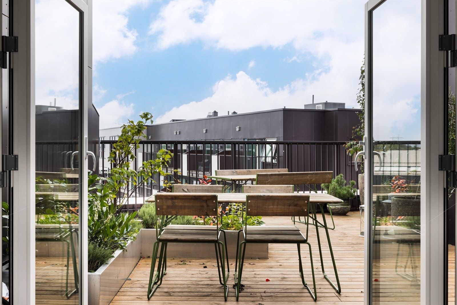 Felles takhage med kjøkkendel - perfekt for fine sommerdager med venner og familie! Galleribilde