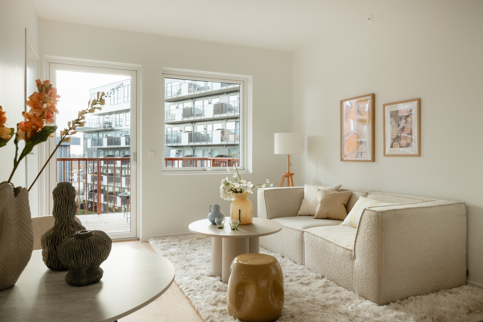 Det er godt med naturlig lysinnslipp fra store vindusflater i rommet Galleribilde